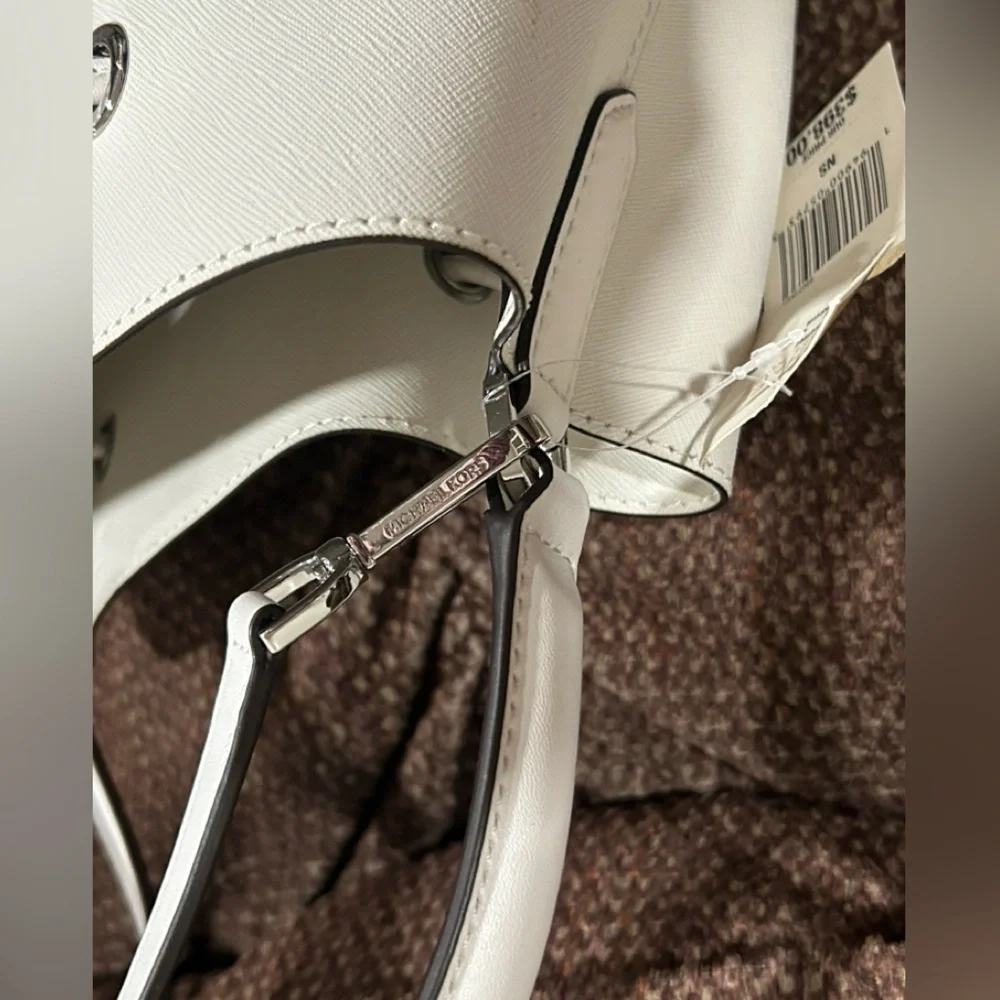 Michael Kors Suri Optic White Large Bucket Messenger Bag. NWT